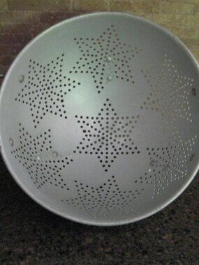 MIRRO FOOTED ALUMINUM COLLANDER - VINTAGE - USA
